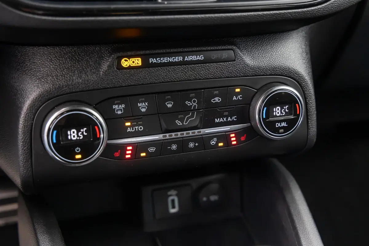 1.0 EcoBoost ST Line Business | Stoel/stuur/voorruit verwarming | Apple Carplay/Android Auto | Cruise control | Clima | Parkeersensoren voor en achter | Airco (automatisch) | Apple Carplay/A