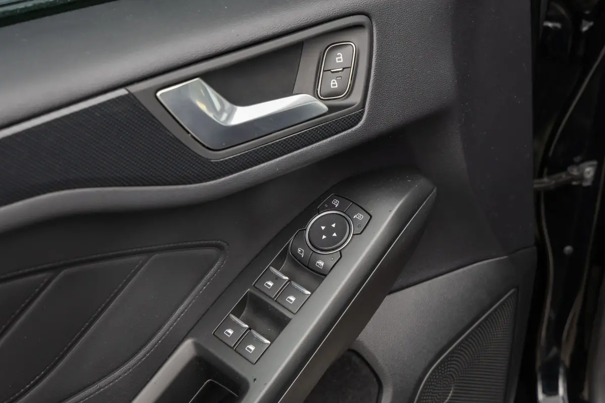 1.0 EcoBoost ST Line Business | Stoel/stuur/voorruit verwarming | Apple Carplay/Android Auto | Cruise control | Clima | Parkeersensoren voor en achter | Airco (automatisch) | Apple Carplay/A