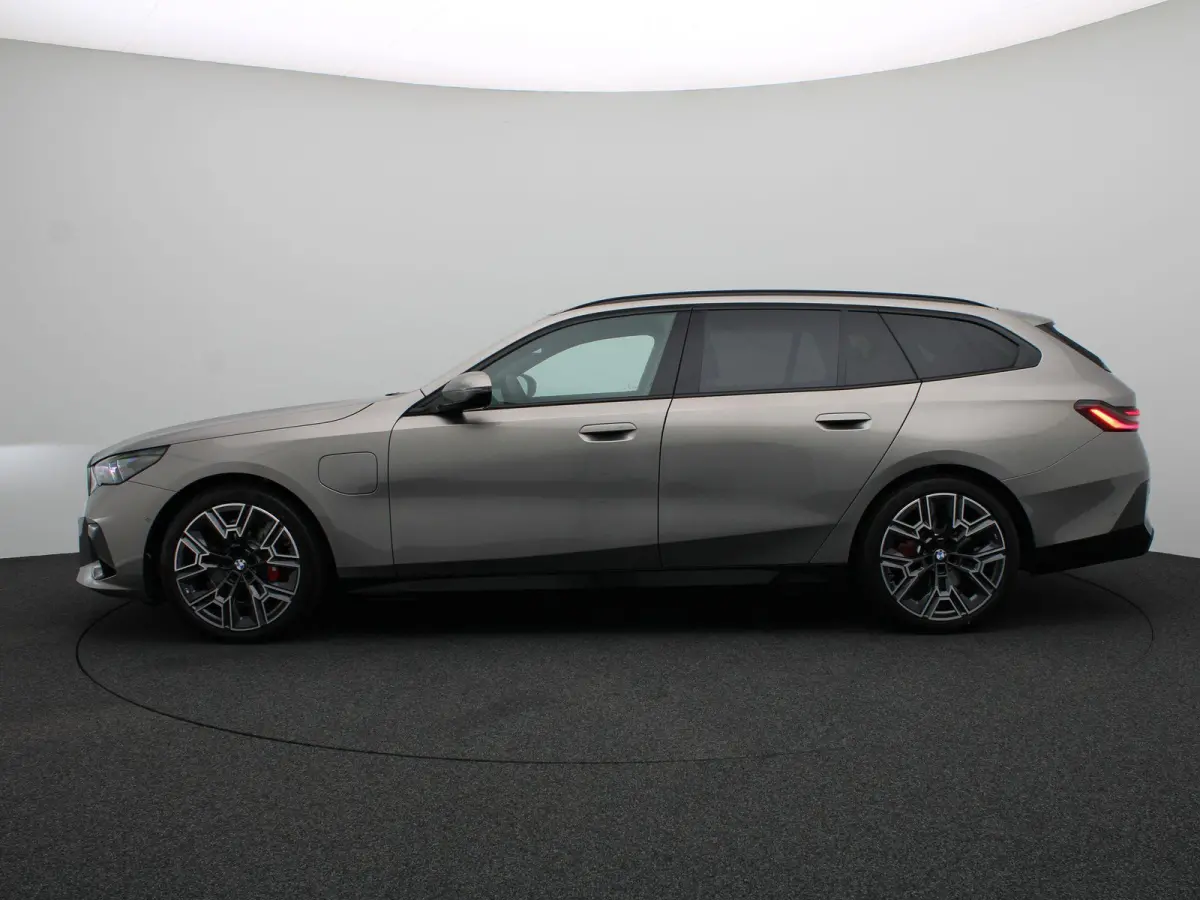530e M Sport Edition | SoH 100% | Innovation Pack | Stuurwielrand Verwarmd | Trekhaak | Panoramadak | Driving Assistant Plus | Harman Kardon | 20''