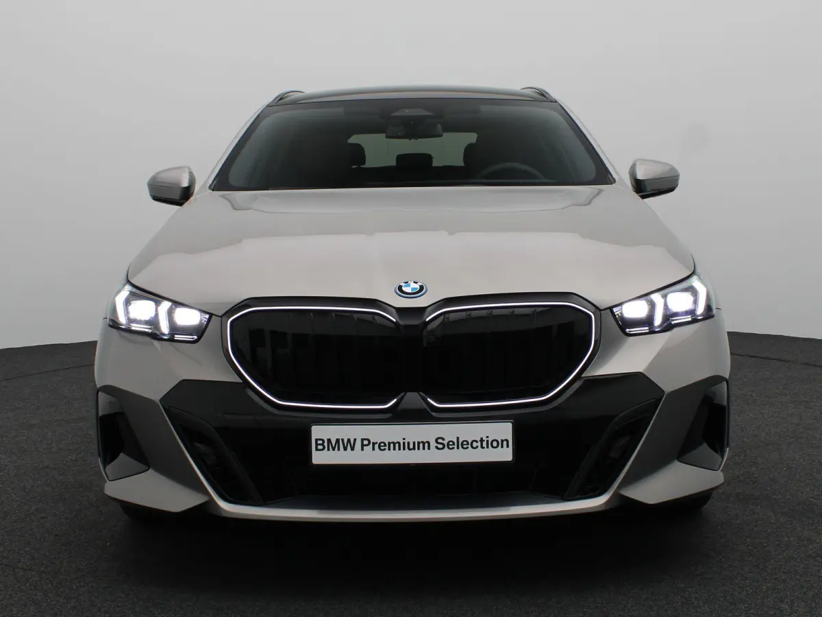 530e M Sport Edition | SoH 100% | Innovation Pack | Stuurwielrand Verwarmd | Trekhaak | Panoramadak | Driving Assistant Plus | Harman Kardon | 20''