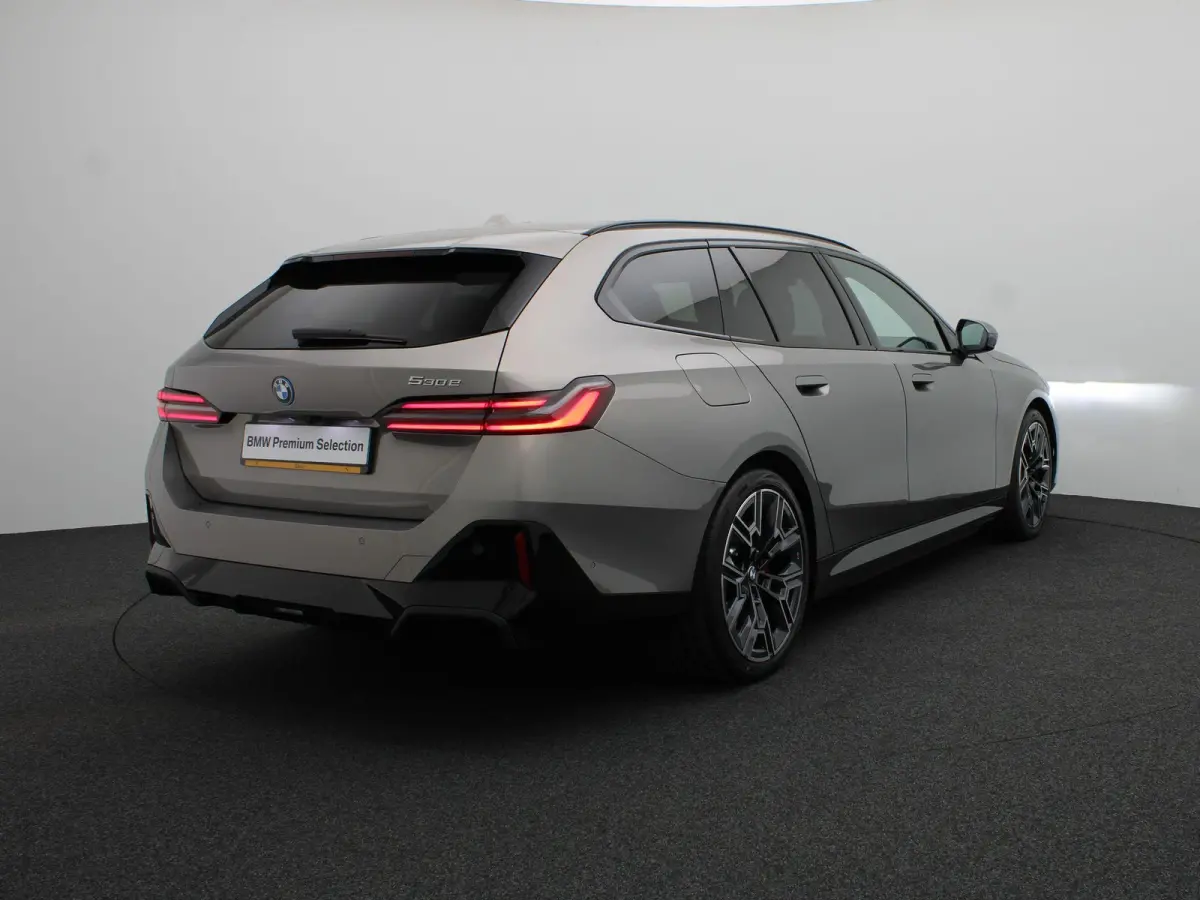 530e M Sport Edition | SoH 100% | Innovation Pack | Stuurwielrand Verwarmd | Trekhaak | Panoramadak | Driving Assistant Plus | Harman Kardon | 20''