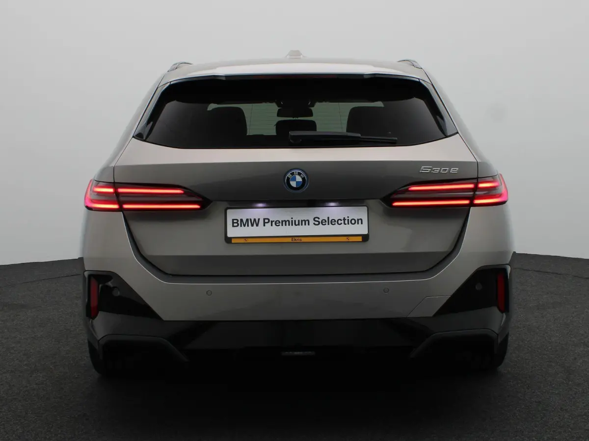 530e M Sport Edition | SoH 100% | Innovation Pack | Stuurwielrand Verwarmd | Trekhaak | Panoramadak | Driving Assistant Plus | Harman Kardon | 20''