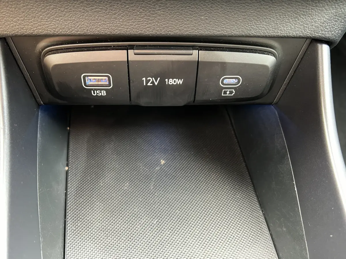 1.0 T-GDI 100pk Comfort | Airco | Camera | Carplay | Cruise control | Dodehoek detectie | Navigatie | Parkeersensoren | Digitaal cockpit | Lichtmetalen velgen
