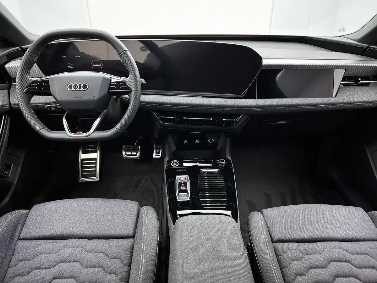 S edition 83 kWh | Navigatie | Apple Carplay | Adaptieve Cruise Control | Achteruitrij Camera | Climate Control | Privacy glas | Matrix Koplampen | Tech Pakket Plus | Omgeving camera's | MMI