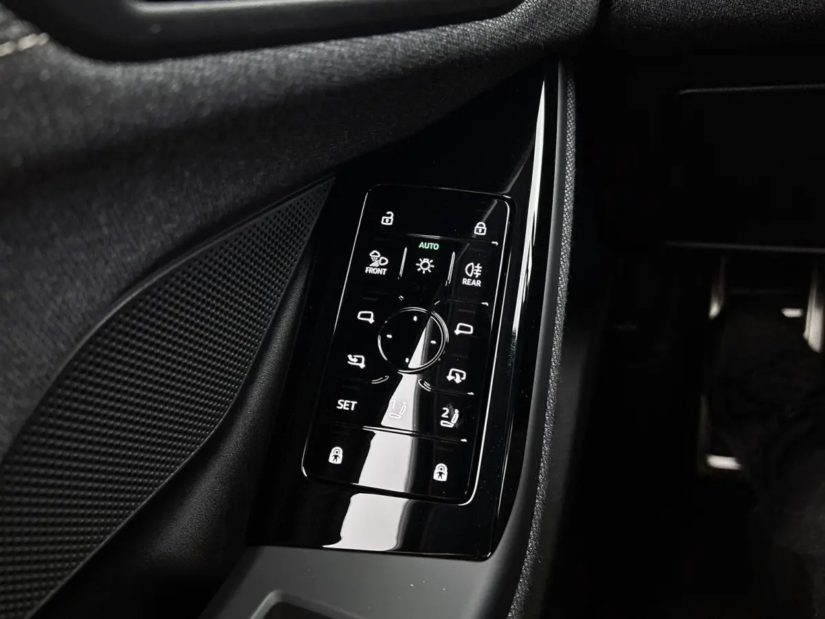 S edition 83 kWh | Navigatie | Apple Carplay | Adaptieve Cruise Control | Achteruitrij Camera | Climate Control | Privacy glas | Matrix Koplampen | Tech Pakket Plus | Omgeving camera's | MMI