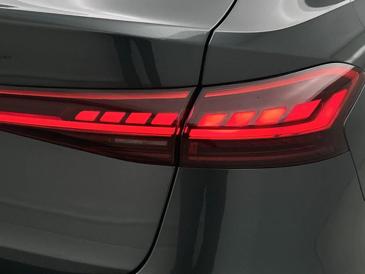 S edition 83 kWh | Navigatie | Apple Carplay | Adaptieve Cruise Control | Achteruitrij Camera | Climate Control | Privacy glas | Matrix Koplampen | Tech Pakket Plus | Omgeving camera's | MMI
