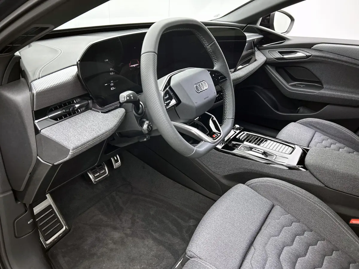 S edition 83 kWh | Navigatie | Apple Carplay | Adaptieve Cruise Control | Achteruitrij Camera | Climate Control | Privacy glas | Matrix Koplampen | Tech Pakket Plus | Omgeving camera's | MMI