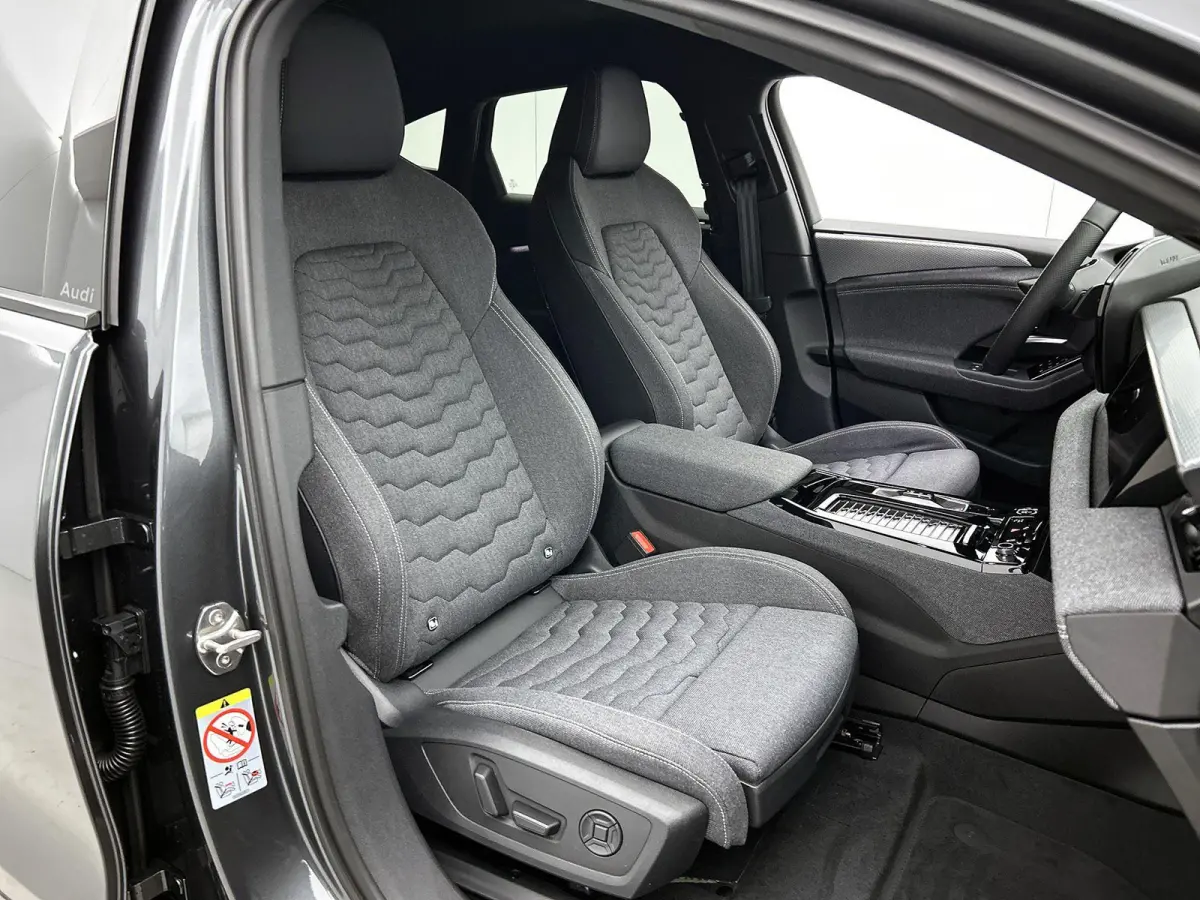 S edition 83 kWh | Navigatie | Apple Carplay | Adaptieve Cruise Control | Achteruitrij Camera | Climate Control | Privacy glas | Matrix Koplampen | Tech Pakket Plus | Omgeving camera's | MMI