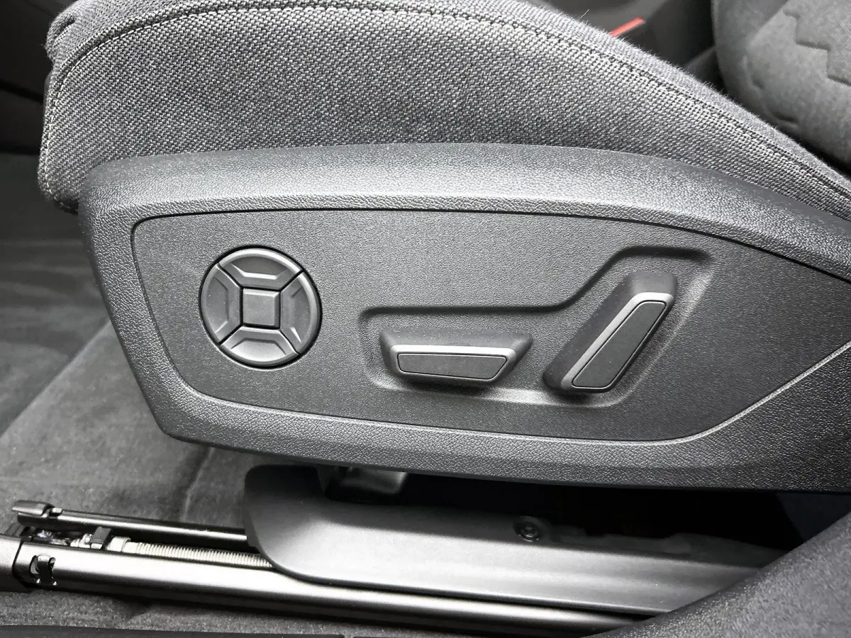 S edition 83 kWh | Navigatie | Apple Carplay | Adaptieve Cruise Control | Achteruitrij Camera | Climate Control | Privacy glas | Matrix Koplampen | Tech Pakket Plus | Omgeving camera's | MMI