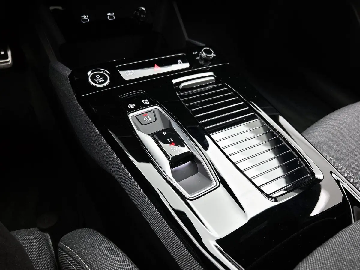 S edition 83 kWh | Navigatie | Apple Carplay | Adaptieve Cruise Control | Achteruitrij Camera | Climate Control | Privacy glas | Matrix Koplampen | Tech Pakket Plus | Omgeving camera's | MMI