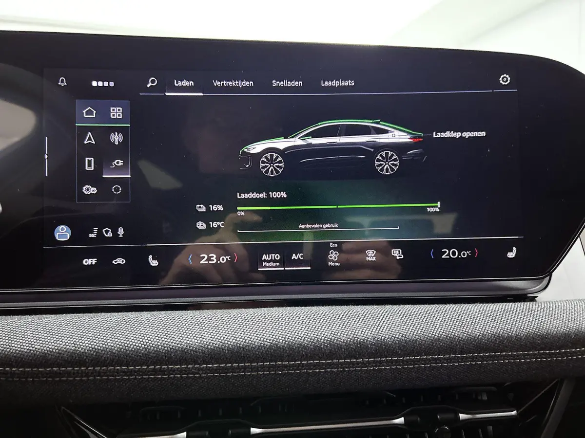 S edition 83 kWh | Navigatie | Apple Carplay | Adaptieve Cruise Control | Achteruitrij Camera | Climate Control | Privacy glas | Matrix Koplampen | Tech Pakket Plus | Omgeving camera's | MMI
