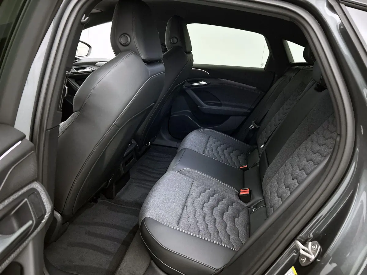 S edition 83 kWh | Navigatie | Apple Carplay | Adaptieve Cruise Control | Achteruitrij Camera | Climate Control | Privacy glas | Matrix Koplampen | Tech Pakket Plus | Omgeving camera's | MMI
