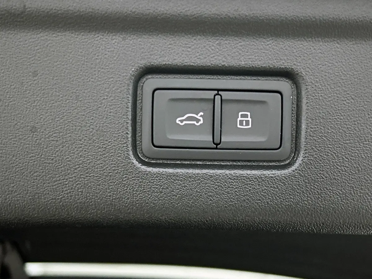 S edition 83 kWh | Navigatie | Apple Carplay | Adaptieve Cruise Control | Achteruitrij Camera | Climate Control | Privacy glas | Matrix Koplampen | Tech Pakket Plus | Omgeving camera's | MMI