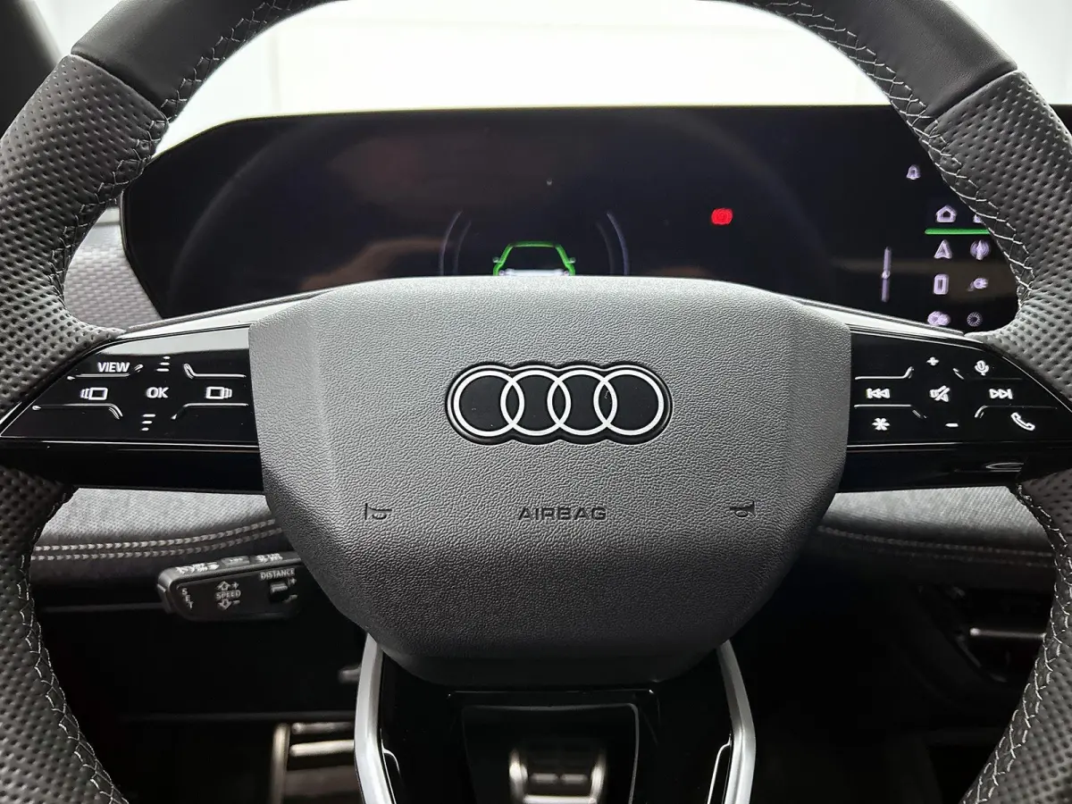 S edition 83 kWh | Navigatie | Apple Carplay | Adaptieve Cruise Control | Achteruitrij Camera | Climate Control | Privacy glas | Matrix Koplampen | Tech Pakket Plus | Omgeving camera's | MMI