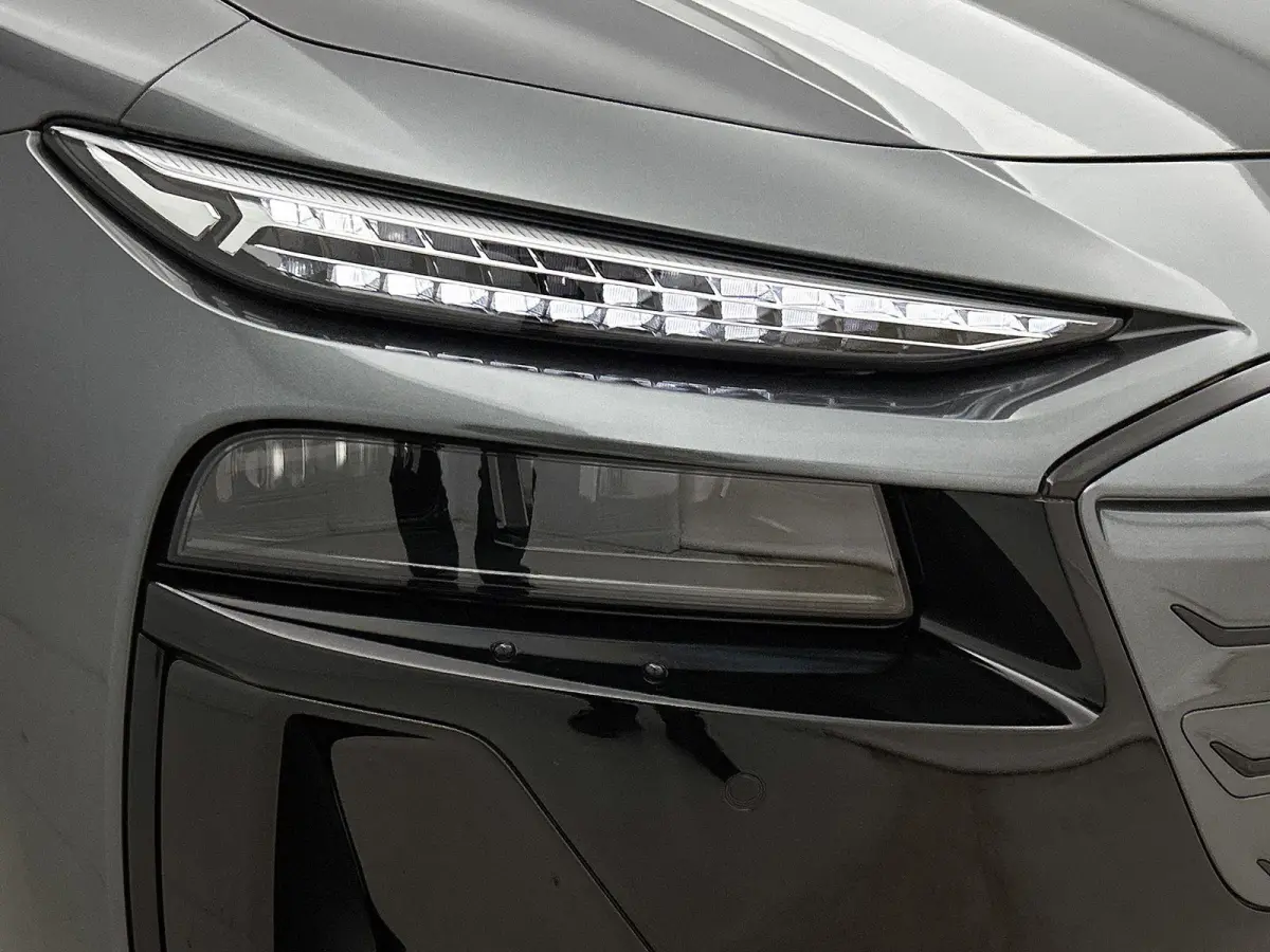 S edition 83 kWh | Navigatie | Apple Carplay | Adaptieve Cruise Control | Achteruitrij Camera | Climate Control | Privacy glas | Matrix Koplampen | Tech Pakket Plus | Omgeving camera's | MMI