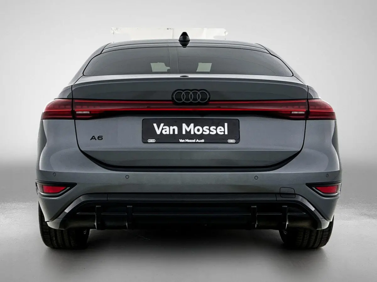 S edition 83 kWh | Navigatie | Apple Carplay | Adaptieve Cruise Control | Achteruitrij Camera | Climate Control | Privacy glas | Matrix Koplampen | Tech Pakket Plus | Omgeving camera's | MMI