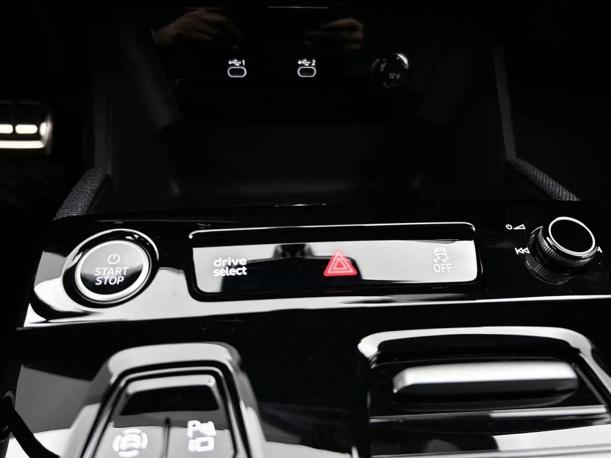 S edition 83 kWh | Navigatie | Apple Carplay | Adaptieve Cruise Control | Achteruitrij Camera | Climate Control | Privacy glas | Matrix Koplampen | Tech Pakket Plus | Omgeving camera's | MMI
