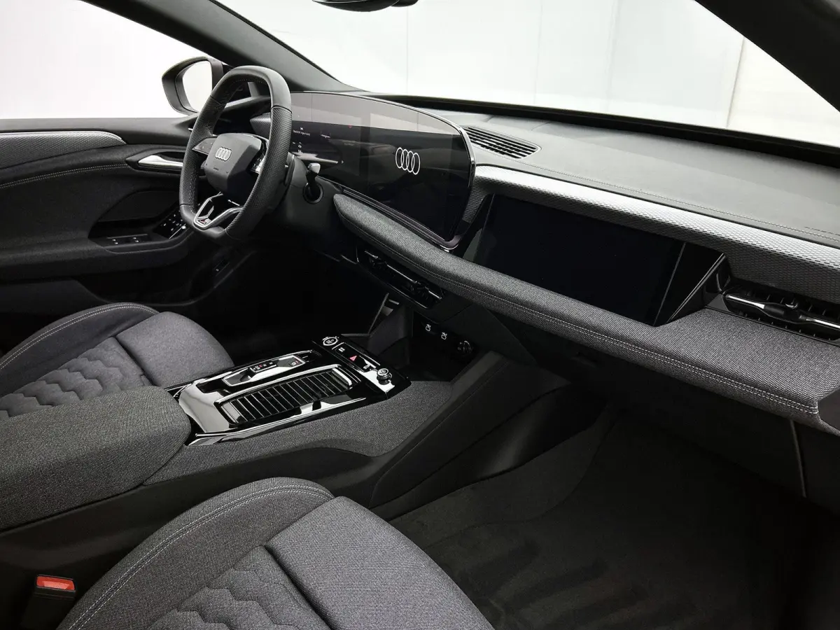 S edition 83 kWh | Navigatie | Apple Carplay | Adaptieve Cruise Control | Achteruitrij Camera | Climate Control | Privacy glas | Matrix Koplampen | Tech Pakket Plus | Omgeving camera's | MMI