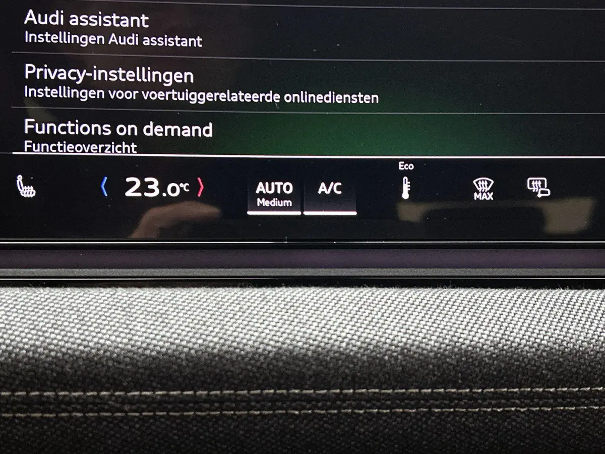 S edition 83 kWh | Navigatie | Apple Carplay | Adaptieve Cruise Control | Achteruitrij Camera | Climate Control | Privacy glas | Matrix Koplampen | Tech Pakket Plus | Omgeving camera's | MMI