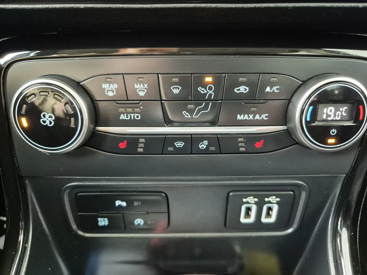 1.0 EcoBoost Titanium,Automaat,Navigatie,stoel-stuur-voorruit verwarming,schuifdak