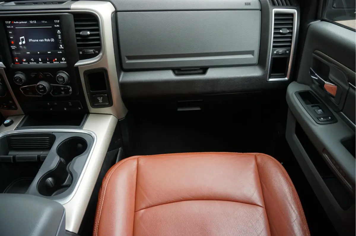 1500 5.7 V8 HEMI 4WD | BLACK OPTIC | Classic | 300L LPG | APPLE CARPLAY | Stoel- stuurverwarming | Navigatie | Pano-dak |