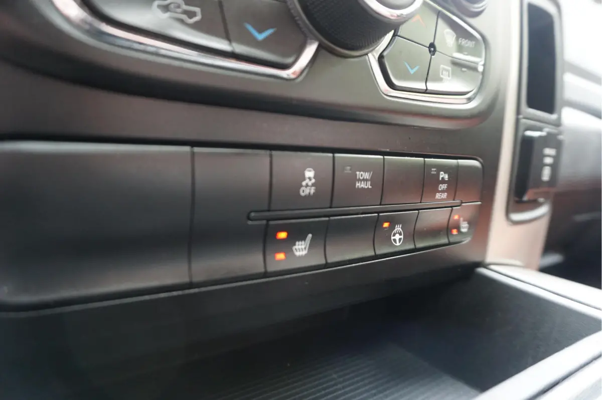 1500 5.7 V8 HEMI 4WD | BLACK OPTIC | Classic | 300L LPG | APPLE CARPLAY | Stoel- stuurverwarming | Navigatie | Pano-dak |