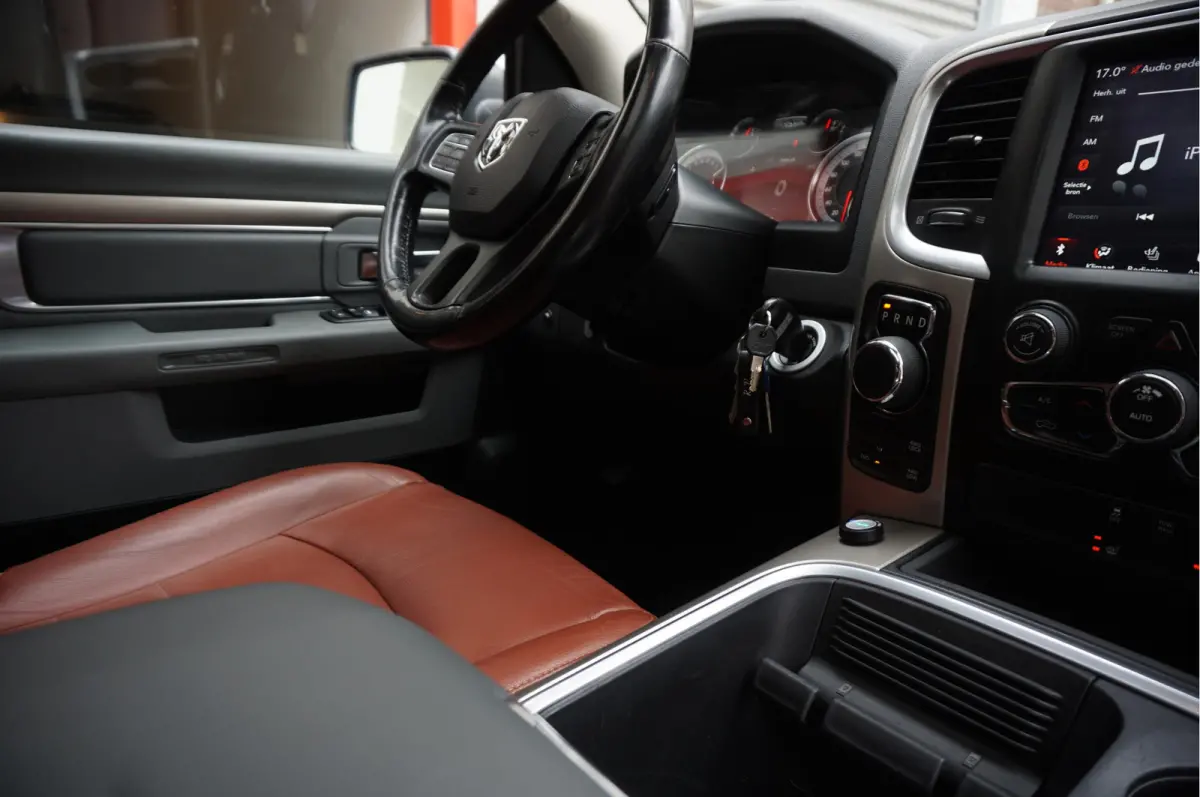 1500 5.7 V8 HEMI 4WD | BLACK OPTIC | Classic | 300L LPG | APPLE CARPLAY | Stoel- stuurverwarming | Navigatie | Pano-dak |