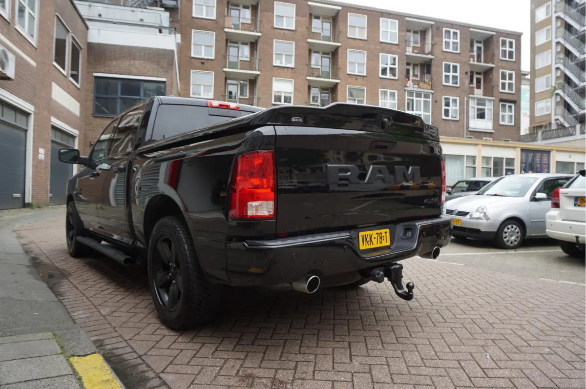 1500 5.7 V8 HEMI 4WD | BLACK OPTIC | Classic | 300L LPG | APPLE CARPLAY | Stoel- stuurverwarming | Navigatie | Pano-dak |