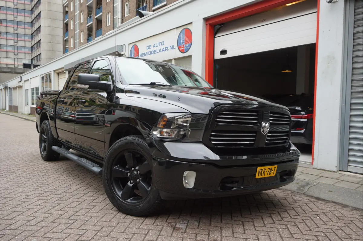 1500 5.7 V8 HEMI 4WD | BLACK OPTIC | Classic | 300L LPG | APPLE CARPLAY | Stoel- stuurverwarming | Navigatie | Pano-dak |