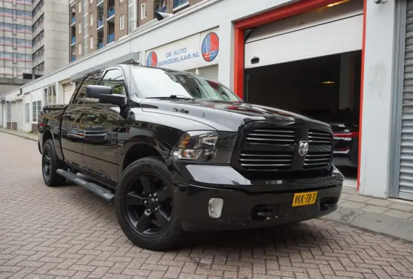 1500 5.7 V8 HEMI 4WD | BLACK OPTIC | Classic | 300L LPG | APPLE CARPLAY | Stoel- stuurverwarming | Navigatie | Pano-dak |