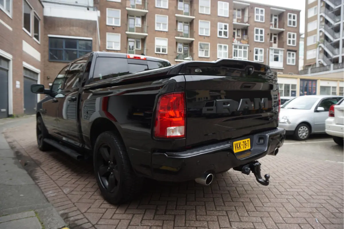 1500 5.7 V8 HEMI 4WD | BLACK OPTIC | Classic | 300L LPG | APPLE CARPLAY | Stoel- stuurverwarming | Navigatie | Pano-dak |