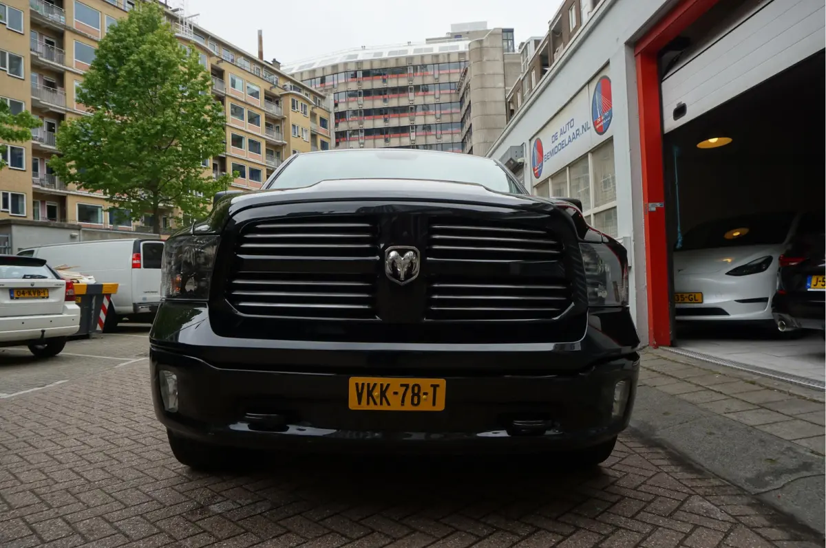 1500 5.7 V8 HEMI 4WD | BLACK OPTIC | Classic | 300L LPG | APPLE CARPLAY | Stoel- stuurverwarming | Navigatie | Pano-dak |
