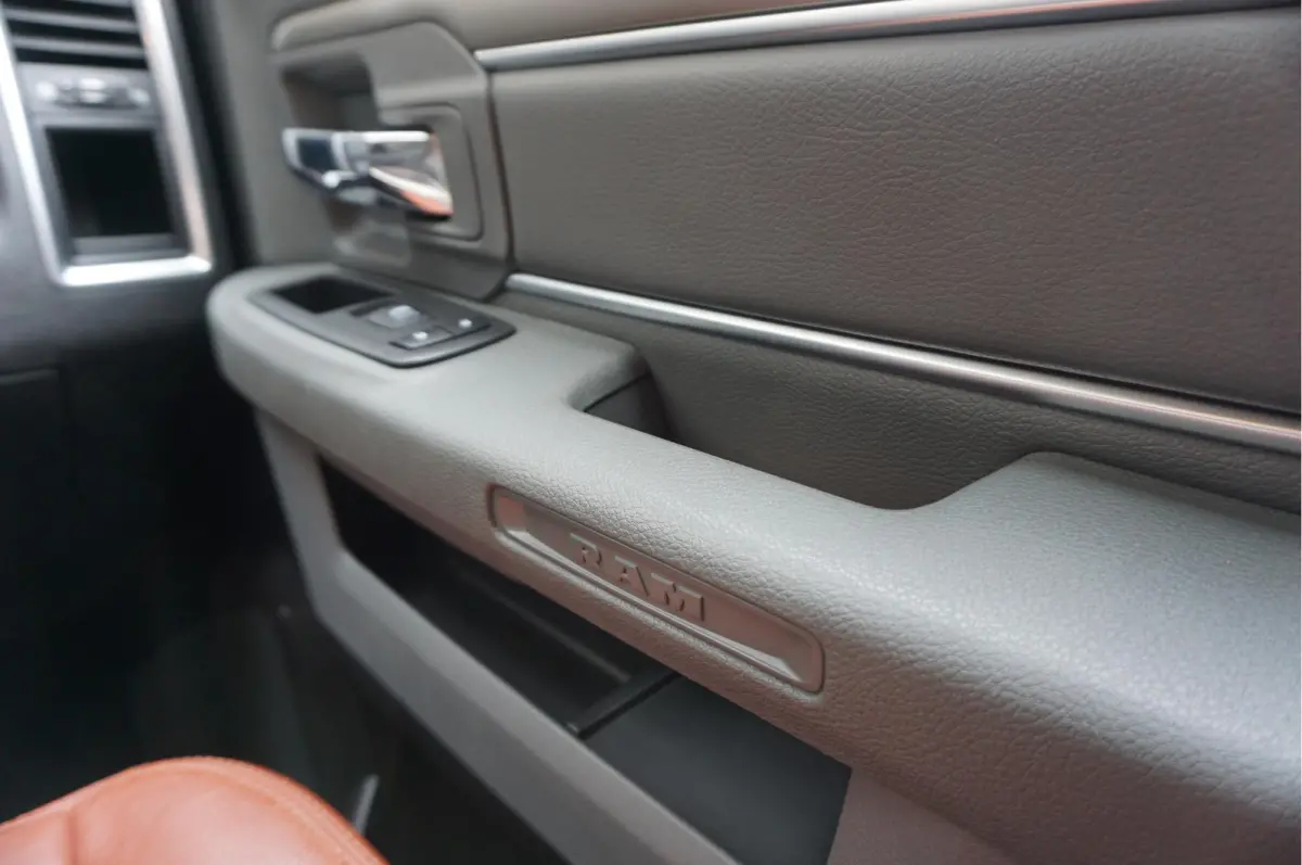 1500 5.7 V8 HEMI 4WD | BLACK OPTIC | Classic | 300L LPG | APPLE CARPLAY | Stoel- stuurverwarming | Navigatie | Pano-dak |