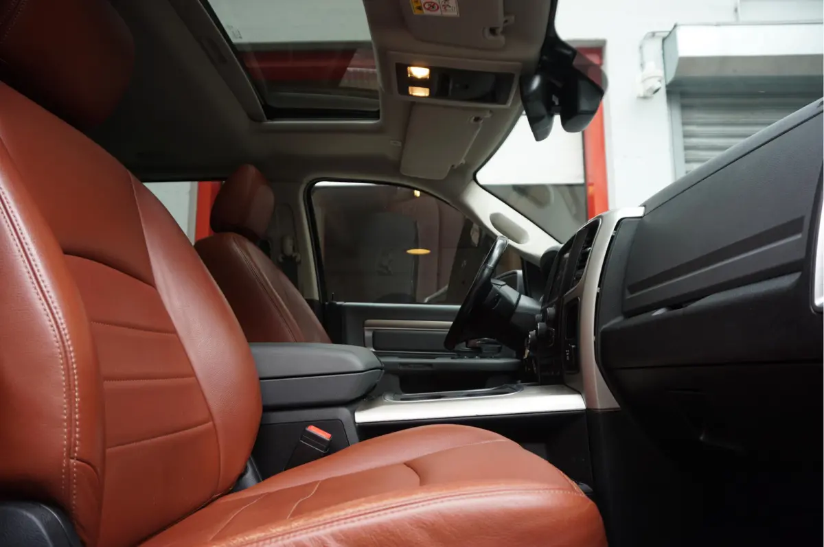 1500 5.7 V8 HEMI 4WD | BLACK OPTIC | Classic | 300L LPG | APPLE CARPLAY | Stoel- stuurverwarming | Navigatie | Pano-dak |
