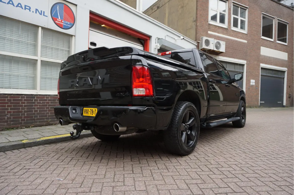 1500 5.7 V8 HEMI 4WD | BLACK OPTIC | Classic | 300L LPG | APPLE CARPLAY | Stoel- stuurverwarming | Navigatie | Pano-dak |