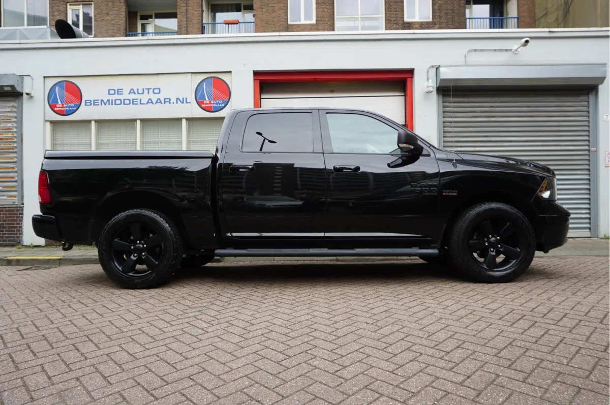 1500 5.7 V8 HEMI 4WD | BLACK OPTIC | Classic | 300L LPG | APPLE CARPLAY | Stoel- stuurverwarming | Navigatie | Pano-dak |