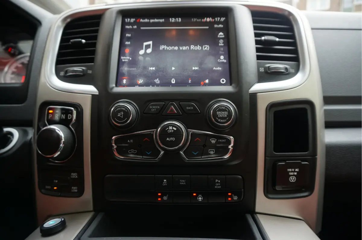 1500 5.7 V8 HEMI 4WD | BLACK OPTIC | Classic | 300L LPG | APPLE CARPLAY | Stoel- stuurverwarming | Navigatie | Pano-dak |