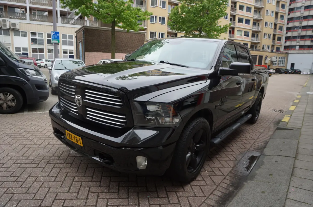 1500 5.7 V8 HEMI 4WD | BLACK OPTIC | Classic | 300L LPG | APPLE CARPLAY | Stoel- stuurverwarming | Navigatie | Pano-dak |