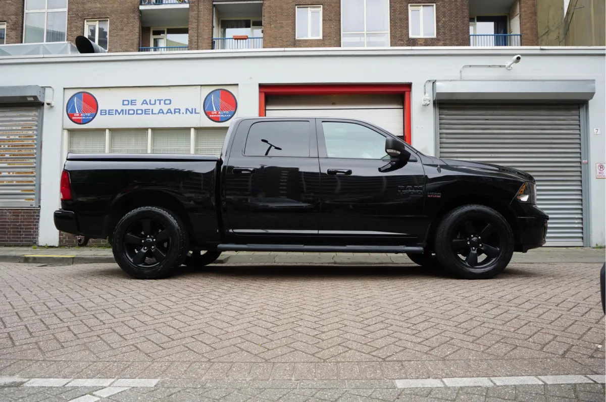 1500 5.7 V8 HEMI 4WD | BLACK OPTIC | Classic | 300L LPG | APPLE CARPLAY | Stoel- stuurverwarming | Navigatie | Pano-dak |