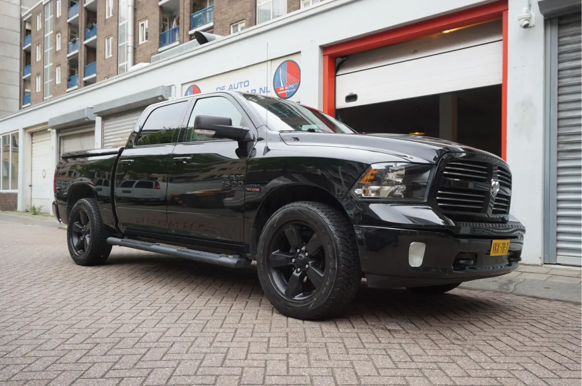 1500 5.7 V8 HEMI 4WD | BLACK OPTIC | Classic | 300L LPG | APPLE CARPLAY | Stoel- stuurverwarming | Navigatie | Pano-dak |