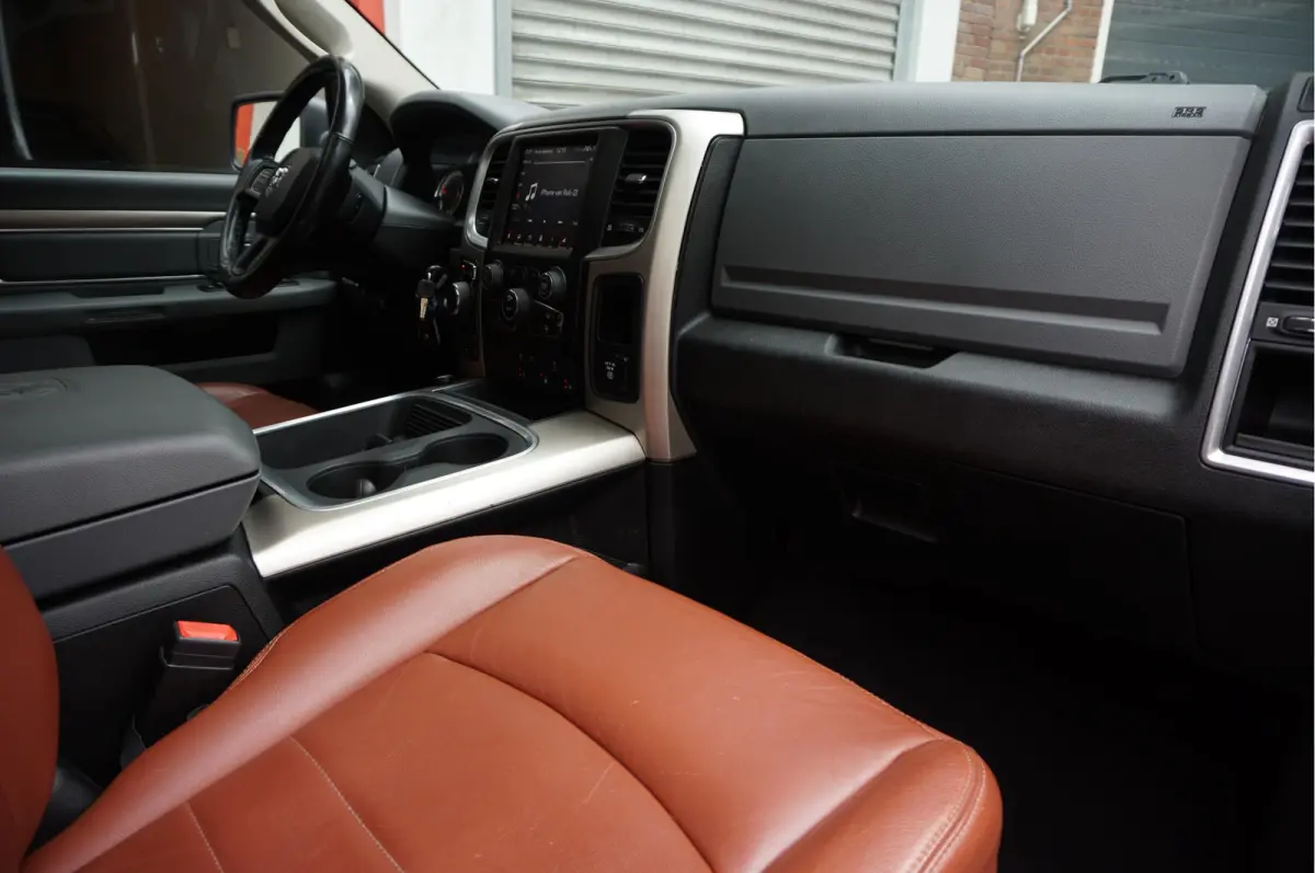 1500 5.7 V8 HEMI 4WD | BLACK OPTIC | Classic | 300L LPG | APPLE CARPLAY | Stoel- stuurverwarming | Navigatie | Pano-dak |