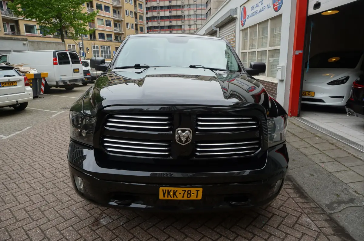 1500 5.7 V8 HEMI 4WD | BLACK OPTIC | Classic | 300L LPG | APPLE CARPLAY | Stoel- stuurverwarming | Navigatie | Pano-dak |