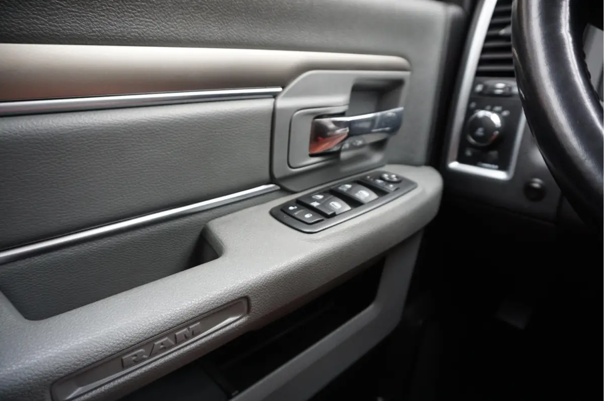 1500 5.7 V8 HEMI 4WD | BLACK OPTIC | Classic | 300L LPG | APPLE CARPLAY | Stoel- stuurverwarming | Navigatie | Pano-dak |