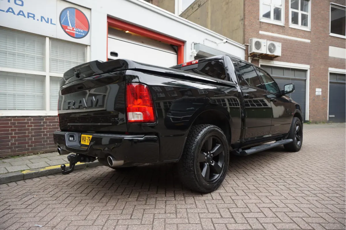 1500 5.7 V8 HEMI 4WD | BLACK OPTIC | Classic | 300L LPG | APPLE CARPLAY | Stoel- stuurverwarming | Navigatie | Pano-dak |