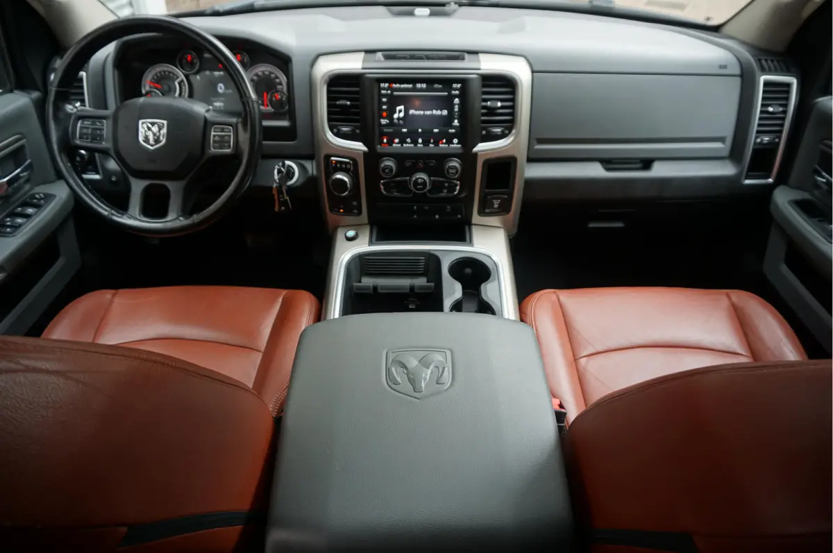 1500 5.7 V8 HEMI 4WD | BLACK OPTIC | Classic | 300L LPG | APPLE CARPLAY | Stoel- stuurverwarming | Navigatie | Pano-dak |