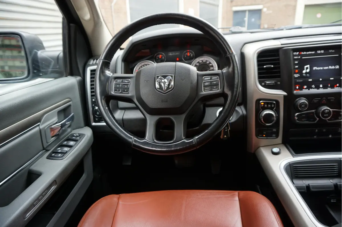 1500 5.7 V8 HEMI 4WD | BLACK OPTIC | Classic | 300L LPG | APPLE CARPLAY | Stoel- stuurverwarming | Navigatie | Pano-dak |