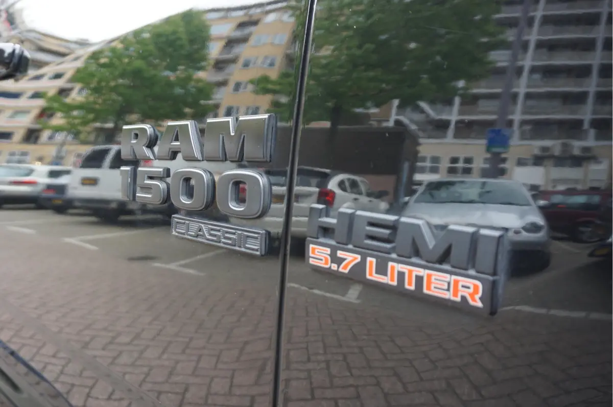 1500 5.7 V8 HEMI 4WD | BLACK OPTIC | Classic | 300L LPG | APPLE CARPLAY | Stoel- stuurverwarming | Navigatie | Pano-dak |