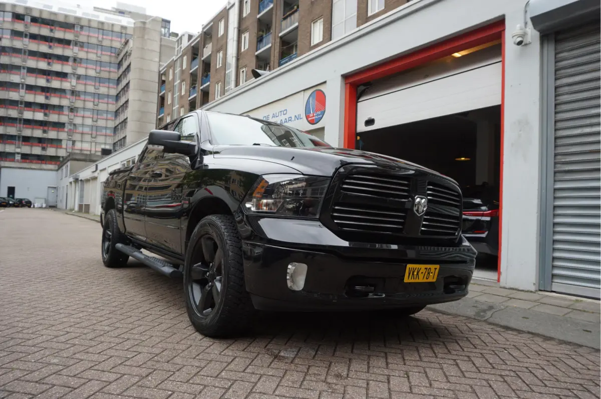 1500 5.7 V8 HEMI 4WD | BLACK OPTIC | Classic | 300L LPG | APPLE CARPLAY | Stoel- stuurverwarming | Navigatie | Pano-dak |