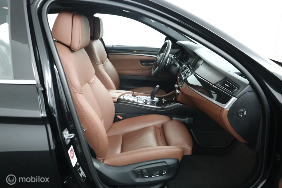 520i Luxury Edition 184 PK | M-Sport | Pano-Dak | elek. Stoelen | Stoelverwarming | Bruin leder | Stoelverwarming