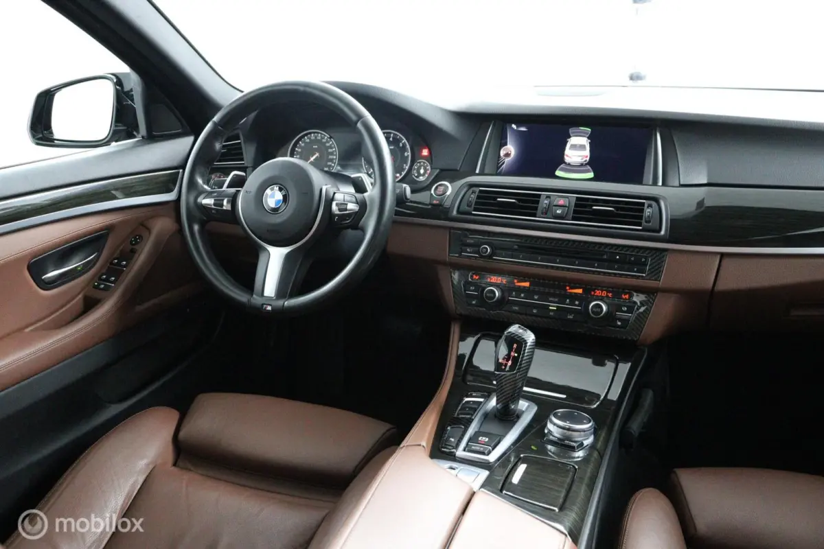 520i Luxury Edition 184 PK | M-Sport | Pano-Dak | elek. Stoelen | Stoelverwarming | Bruin leder | Stoelverwarming